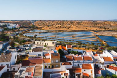 Büyüleyici Castro Marim, Portekiz, geniş tuz bataklıklarına bakan terracotta çatıları.