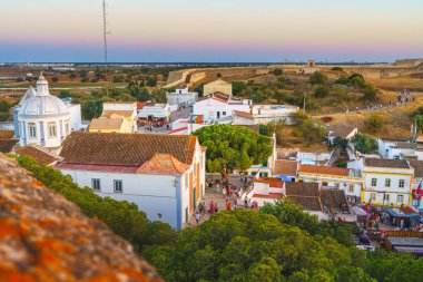 Castro Marim 'de ortaçağ festivali. Gün batımında kalenin etrafında kalabalıklar toplanıyor..