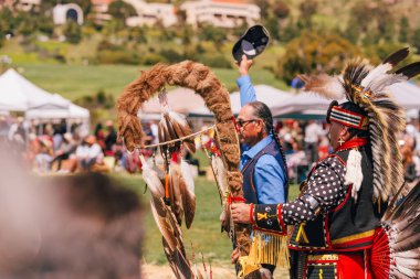 Malibu, California 'da. 6 Nisan 2024. Chumash Günü Pow Wow ve kabileler arası toplantı. Malibu Bluffs Parkı, geleneksel Chumash Günü 'ne ev sahipliği yaptığı 24 yılı kutluyor..