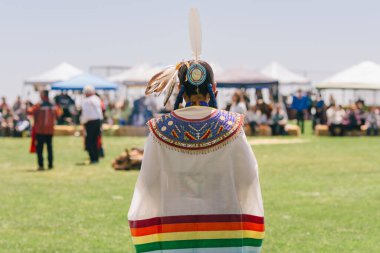 Malibu, California 'da. 6 Nisan 2024. Görüşme. Tam takım giyinmiş Amerikan yerlileri. Regalia 'nın ayrıntıları yakında. Chumash Günü Toplantısı ve Kabileler Arası Toplanma.