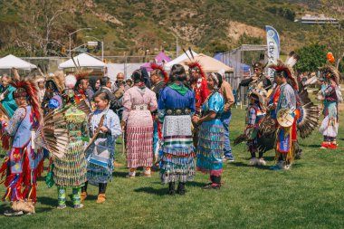 Malibu, California 'da. 6 Nisan 2024. Chumash Günü Pow Wow ve kabileler arası toplantı. Malibu Bluffs Parkı, geleneksel Chumash Günü 'ne ev sahipliği yaptığı 24 yılı kutluyor..