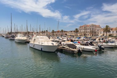 Rıhtımlı tekneleri ve manzaralı deniz manzaralı güneşli bir marina..