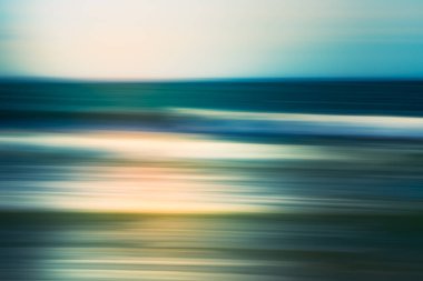 Hareketli dalgaların pürüzsüz, sakin deniz manzaralı soyut görüntüsü.