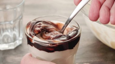 Çikolata soslu vanilyalı puding. Mükemmel tatlı, bardakta yakın plan.