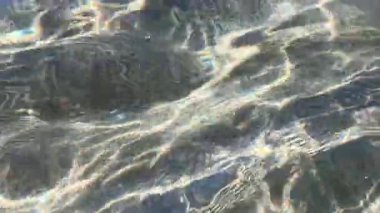 Güneş ışığı parıldayan deniz suyundan yansıyarak göz kamaştırıcı bir parıltı yaratır. Yüksek kalite 4k görüntü