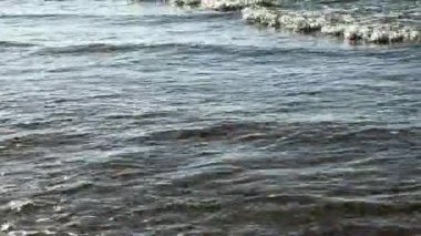 Sakin okyanus dalgaları yumuşak su yüzeyinde hafifçe dalgalanır. Yüksek kalite 4k görüntü