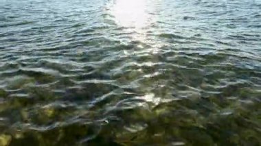Sakin okyanus dalgaları yumuşak su yüzeyinde hafifçe dalgalanır. Yüksek kalite 4k görüntü
