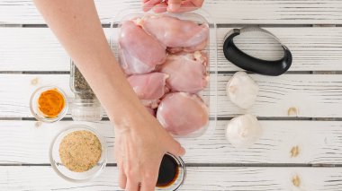 Şefin salamura tavuk butları, soya sosu, zerdeçal, karabiber, baharat ve taze sarımsak. Pişirme işlemi yakın çekim