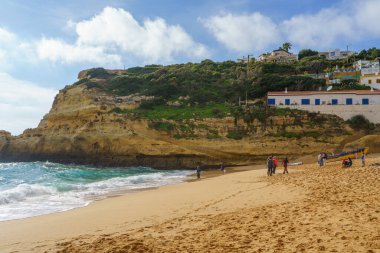Algarve 'deki kumsalda tepeleri ve evleri tepelere tünemişti. Algarve, Portekiz, 2 Ocak 2024.  