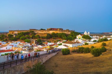 Castro Marim, Portekiz, 24 Ağustos 2024. Castro Marim 'deki ortaçağ festivalinde renkli bir akşam. Sokaklar kalabalıkla dolup taşıyor..