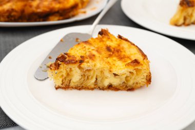 Beyaz bir tabakta yakın plan doldurulmuş krem peynirli Phyllo hamur pastası.