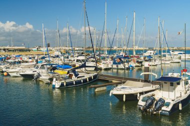 Vila Real de Santo Antonio, Portekiz, 13 Ekim 2024. Vila Real de Santo Antonio, Portekiz 'de teknelerle dolu bir marina..