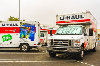 Santa Maria, Kaliforniya, ABD - 31 Mayıs 2024. Nakliye kamyonu garajı ve otopark. U-Haul şirketi taşınma ve depolama çözümleri sunuyor.