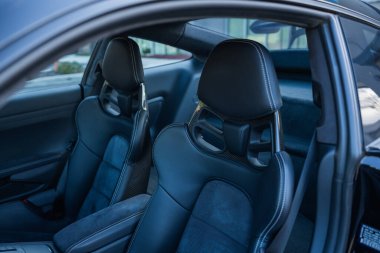 Siyah deri ve Alcantara spor koltukları ergonomik tasarım ve yarış aksanı ile.