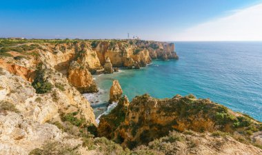 Lagos, Algarve, Portekiz 'deki gizli koyların, plajların ve kaya oluşumlarının çarpıcı görüntüsü.