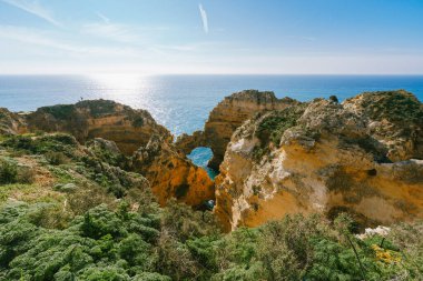 Güneşli bir günde Lagos, Algarve, Portekiz 'de inanılmaz kayalıklar ve kayalar.