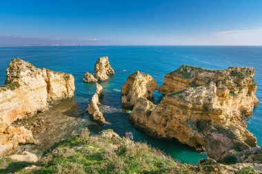 Lagos, Algarve, Portekiz kıyılarına dağılmış kaya oluşumları.