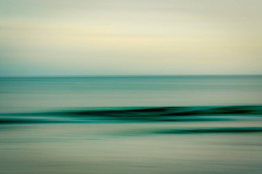 Deniz ve gökyüzünü uysal bir hareketle harmanlayan rüya gibi deniz manzarası.