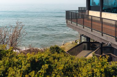 Pasifik Okyanusu 'na bakan bir uçurumun tepesindeki restoran, Kaliforniya Merkez Sahili.