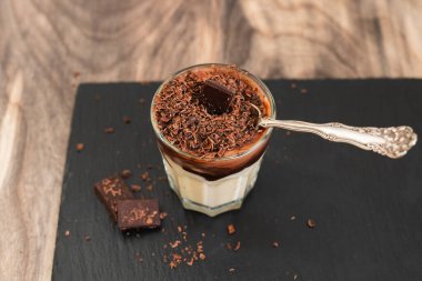 Beyaz çikolatalı vanilyalı puding. Yanında da koyu çikolatalı.