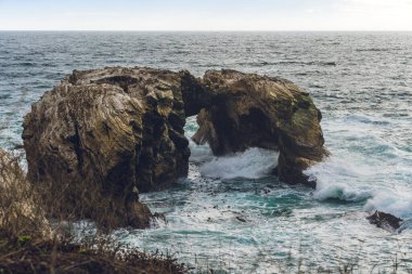 Engebeli uçurumları ve çarpan dalgalarıyla kıyı manzarasının çarpıcı bir güzelliği. Montana de Oro, Kaliforniya Merkez Sahili