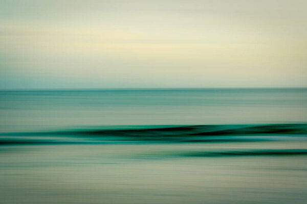 Мечтательный морской пейзаж, смешивающий море и небо в нежном движении.