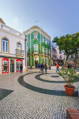 Lagos, Algarve, Portekiz - 30 Aralık 2023. Tarihi Lagos kasabası, renkli dar sokaklar, geleneksel Portekiz mimarisi