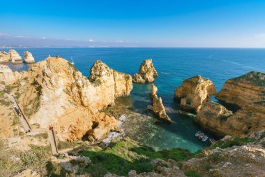 Lagos, Algarve, Portekiz - 30 Aralık 2023. Lagos kumsalları kumtaşı kayalıkları arasında yuva yapmış.