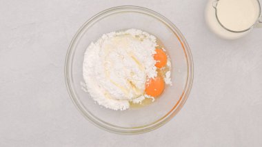 Krem peynir ve şekerli cam bir kasede, düz bir yerde fotokopi alanı ile.