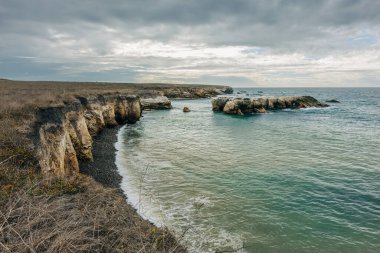 Atmosferik kıyı manzarası. Montana de Oro, günbatımında, Kaliforniya Merkez Sahili