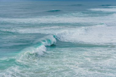 Nasıralıların dansı okyanus gücü ve zarafetiyle bir anda yakalandı..