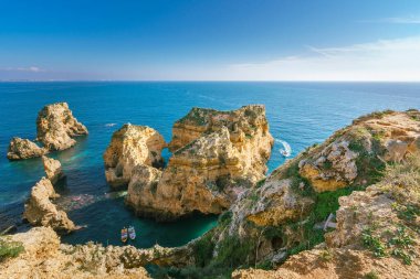 Güneşli bir günde Lagos, Algarve, Portekiz 'de inanılmaz kayalıklar ve kayalar.