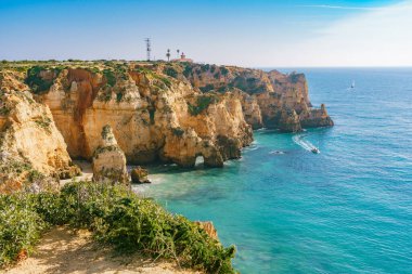 Uçurumlar boyunca uzanan kıyı şeridi Lagos, Algarve, Portekiz 'deki gizli koyların, plajların ve kaya oluşumlarının çarpıcı görüntülerini sağlıyor.