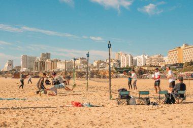 Portimao, Portekiz, 18 Ocak 2025. Plaj tenisçileri kumlu kortlarda güneşli bir günün tadını çıkarıyorlar..