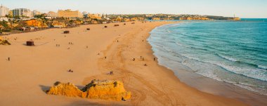 Praia da Rocha 'nın geniş manzarası çarpıcı sahil şeridini gösteriyor.
