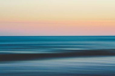 Dalgalar ve yumuşak renkler harmanlanarak rüya gibi bir deniz manzarası yaratır..