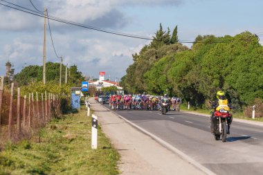Tavira, Portekiz, 21 Şubat 2025. Bisikletçiler virajlı bir yolda bir peloton yarışına sıkıca sokuldular. Volta ao Algarve, yol bisikleti yarışı. Aşama 3, Tavira, Algarve.