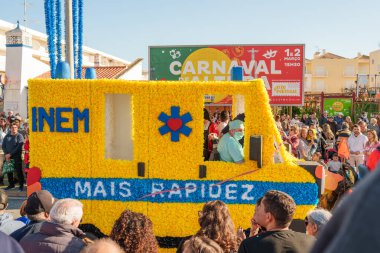 Altura, Portekiz, 1 Mart 2025. Yaratıcı ambulans temalı şamandıra Portekiz 'deki canlı Altura karnavalına mizah ve heyecan katıyor.