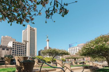 San Francisco, Kaliforniya, 8 Nisan 2024. San Francisco 'nun Union Meydanı' ndaki güneş ışığı ve şehir titreşimleri, yerel halk ve turistler için oldukça popüler bir yer..