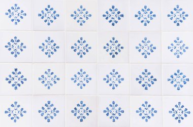 Mavi çiçek motifli geleneksel dekoratif fayanslar.