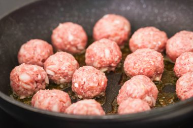 Sulu köfteler cızırdayan yağda pişmeye başlar..