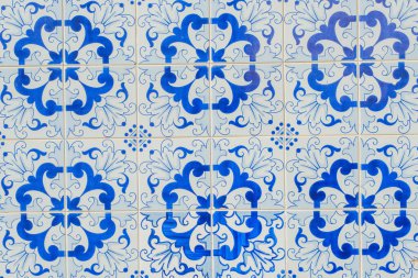 Geleneksel Portekiz azulejo fayansları, karmaşık mavi ve beyaz çiçek desenli.