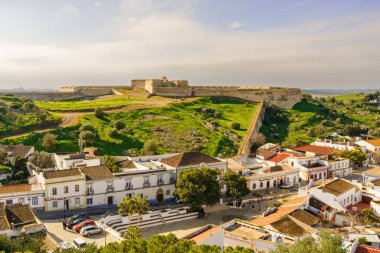 Nossa Kilisesi 'nin Kubbesi Sinyora dos Marwheels Castro Marim' deki ağaçlar ve geleneksel binalar arasında göze çarpıyor..