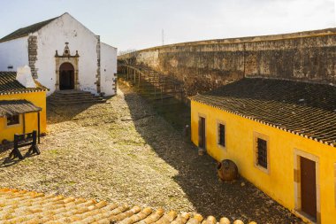 Tarihi Castro Marim Kalesi 'nin içinde Portekiz' in ortaçağ geçmişini anımsatan küçük bir kilise ve köy binası var..