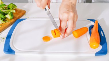 Kızartma ya da pişirme için havuç dilimleniyor..