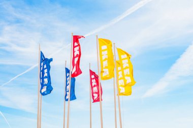 Loule, Portekiz- 27 Nisan 2025. IKEA 'nın renkli bayrakları açık mavi gökyüzünde dalgalanıyor.