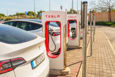 Loule, Portekiz- 27 Nisan 2025. Tesla Model S, Tesla Superşarj istasyonunda şarj oluyor..