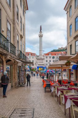 Lizbon, Portekiz 5 Mayıs 2025. Lizbon 'daki Rossio Meydanı' nda dar bir sokak manzaralı açık alan..