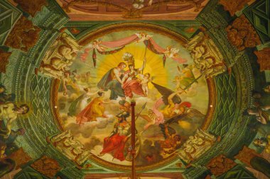 Lizbon, Portekiz 5 Mayıs 2025. Efsanevi figürlerle dolu muhteşem tavan resmi ve Ajuda Ulusal Sarayı 'nda canlı renkler..