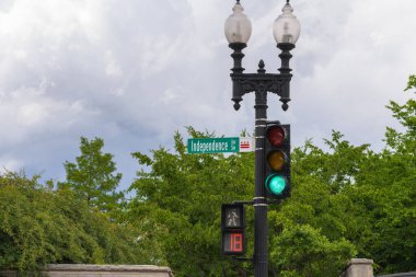 Yeşil ışıklı sokak lambası ve Independence Ave SW 'de yürüyüş sinyali..